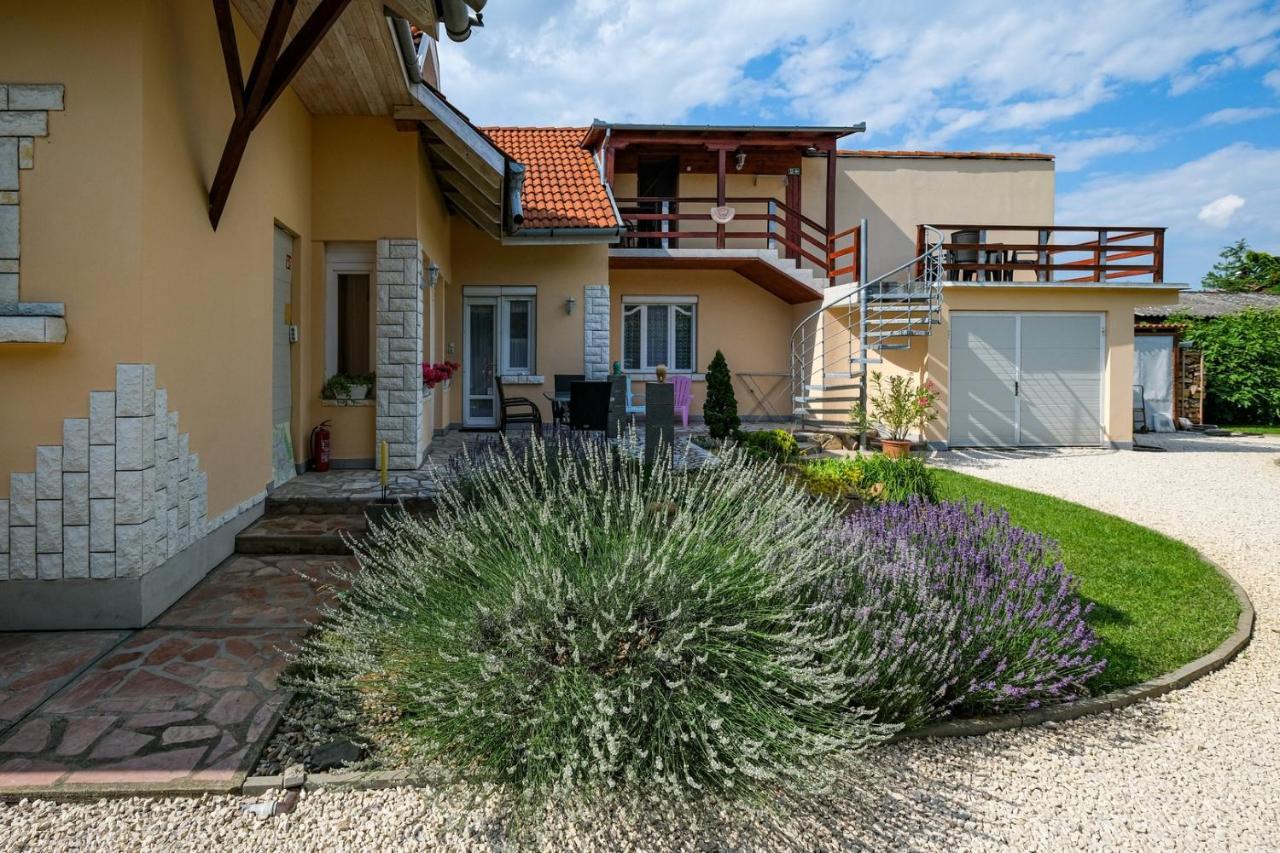 4 Évszak Apartman Gyula Esterno foto