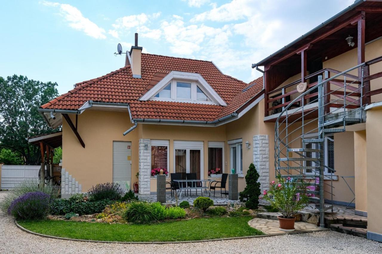 4 Évszak Apartman Gyula Esterno foto
